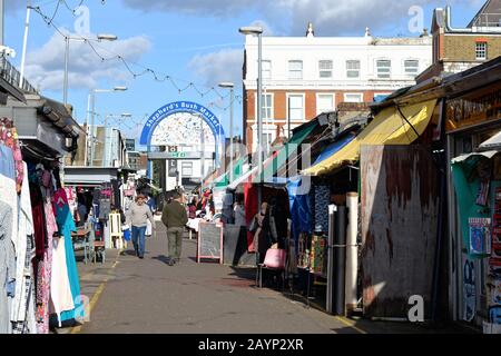 Étals de marché dans le marché Shepherds Bush à l'ouest de Londres Angleterre Royaume-Uni Banque D'Images