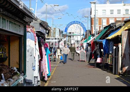 Étals de marché dans le marché Shepherds Bush à l'ouest de Londres Angleterre Royaume-Uni Banque D'Images