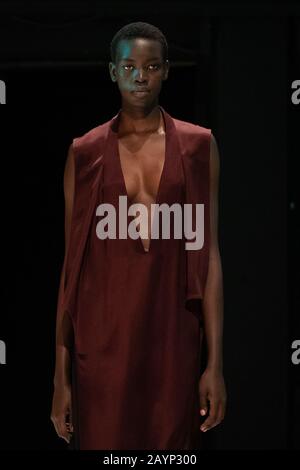 Modèles sur la passerelle pour le spectacle Chalayan pendant le spectacle de la Fashion week de Londres Février 2020 au Sadlers Wells Theatre de Londres. Banque D'Images