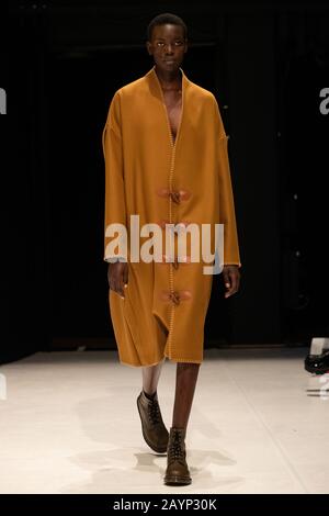 Modèles sur la passerelle pour le spectacle Chalayan pendant le spectacle de la Fashion week de Londres Février 2020 au Sadlers Wells Theatre de Londres. Banque D'Images