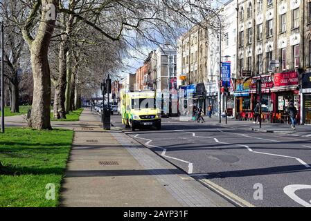 Une ambulance londonienne qui accélère le long de la route Uxbridge par Shepherds Bush Green West Londres Angleterre Royaume-Uni Banque D'Images
