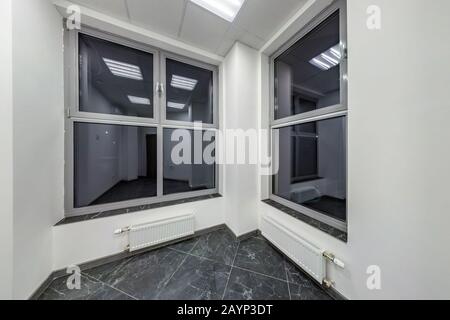 grandes fenêtres dans une chambre vide non meublée de couleur blanche dans des appartements modernes, bureau ou clinique Banque D'Images
