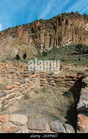 Vestiges De Tyuonyi Pueblo Dans Le Canyon De Frijoles, Monument National De Bandelier Près De Los Alamos, Nouveau Mexique, États-Unis. Banque D'Images