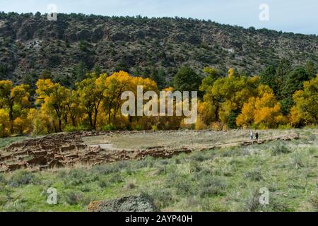 Vestiges De Tyuonyi Pueblo Dans Le Canyon De Frijoles, Monument National De Bandelier Près De Los Alamos, Nouveau Mexique, États-Unis. Banque D'Images