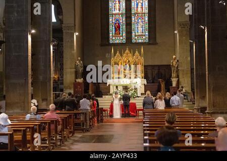 19 OCTOBRE 2018, FLORENCE, ITALIE : cérémonie de mariage dans l'Église Banque D'Images