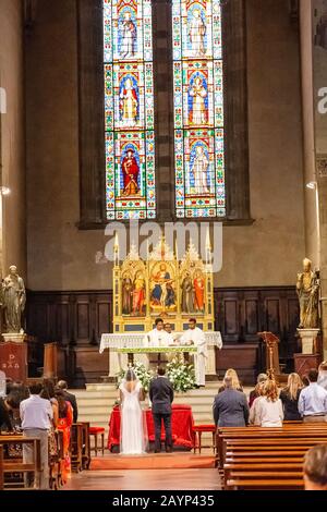 19 OCTOBRE 2018, FLORENCE, ITALIE : cérémonie de mariage dans l'Église Banque D'Images