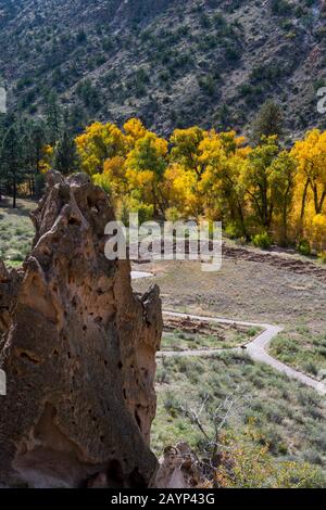 Vestiges De Tyuonyi Pueblo Dans Le Canyon De Frijoles, Monument National De Bandelier Près De Los Alamos, Nouveau Mexique, États-Unis. Banque D'Images