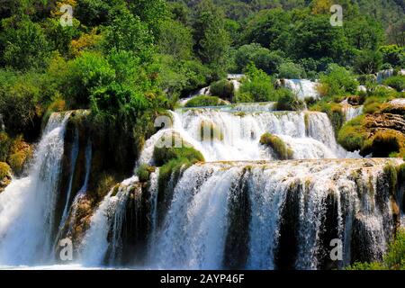 Une cascade pittoresque parmi de grandes pierres dans les chutes d'eau de Krka, le parc de paysages des lacs, la Croatie au printemps ou en été. Chutes d'eau croates, pe Banque D'Images