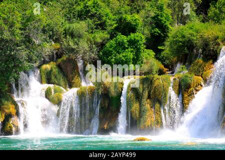 Une cascade pittoresque parmi de grandes pierres dans les chutes d'eau de Krka, le parc de paysages des lacs, la Croatie au printemps ou en été. Chutes d'eau croates, pe Banque D'Images