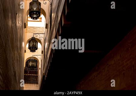 Lampes anciennes marocaines dans une boutique de squire. Fes, Maroc Banque D'Images