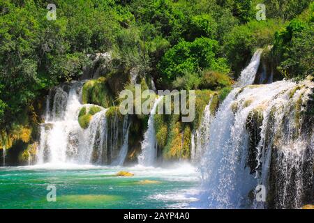 Une cascade pittoresque parmi de grandes pierres dans les chutes d'eau de Krka, le parc de paysages des lacs, la Croatie au printemps ou en été. Chutes d'eau croates, pe Banque D'Images