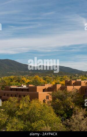 Vue depuis le bar Bell Tower situé au-dessus de la Fonda, sur l'hôtel Plaza situé dans le centre-ville de Santa Fe, au Nouveau-Mexique, aux États-Unis. Banque D'Images