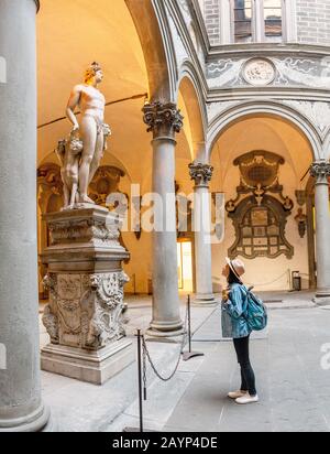 19 OCTOBRE 2018, FLORENCE, ITALIE : femme de tourisme dans la cour intérieure du Palais Medici à Florence Banque D'Images