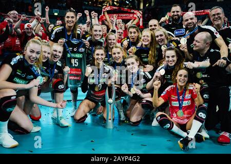 Mannheim, Allemagne. 16 février 2020. Volley-ball, femmes: DVV Cup, final, Dresdner SC - MTV Stuttgart, SAP Arena. L'équipe de Dresde applaudisse la victoire avec le trophée. Crédit: Uwe Anspach/Dpa/Alay Live News Banque D'Images