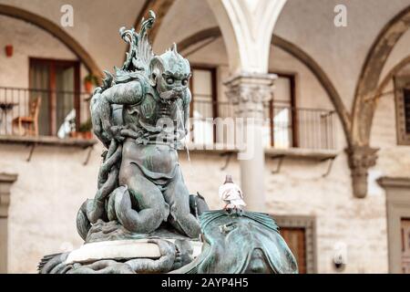 19 OCTOBRE 2018, FLORENCE, ITALIE : fontaine inhabituelle d'Annunziata Banque D'Images