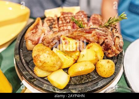 Plat traditionnel italien et tussien bifteck florentin au restaurant Banque D'Images