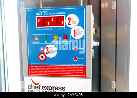 20 OCTOBRE 2018, TOSCANE, ITALIE: Testeur d'alcool terminal automatisé de machine Banque D'Images