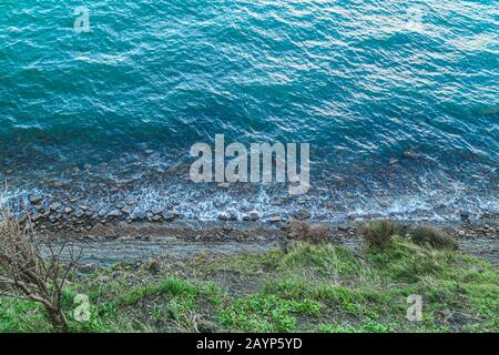 Côte de mer avec littoral en pierre et belle eau Banque D'Images