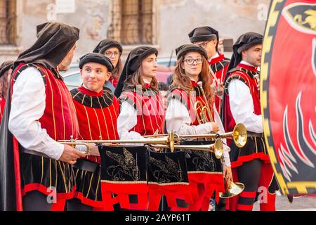 20 OCTOBRE 2018, VÉRONE, ITALIE : musiciens jouant des pipes et des trompettes célébrant le festival médiéval Banque D'Images