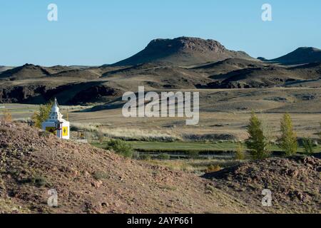 Un stupa reconstruit au monastère d'Ongiin Khiid, qui était l'un des plus grands monastères de Mongolie, fondé en 1660 et composé de deux temples Banque D'Images