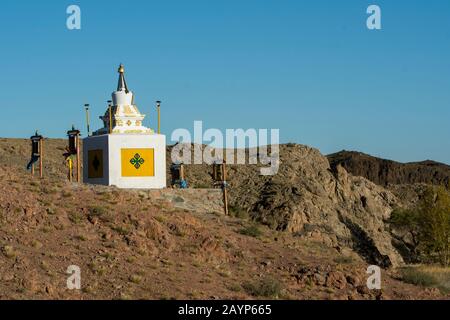 Un stupa reconstruit au monastère d'Ongiin Khiid, qui était l'un des plus grands monastères de Mongolie, fondé en 1660 et composé de deux temples Banque D'Images