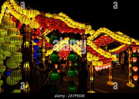 Célèbres lanternes vietnamiennes à Hoi un marché de nuit pendant le Festival de la lumière Banque D'Images