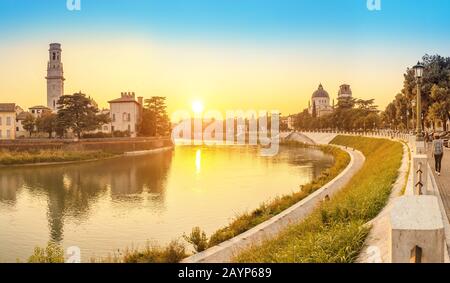 Vue panoramique sur la vieille ville de Vérone et pont sur la rivière Adige. Destination de voyage en Italie concept Banque D'Images