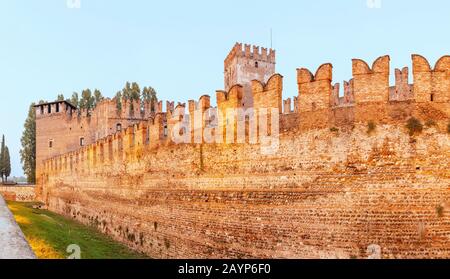 Vue panoramique sur le pont Castel Vecchio et le château le long de la rivière Adige à Vérone, en Italie Banque D'Images