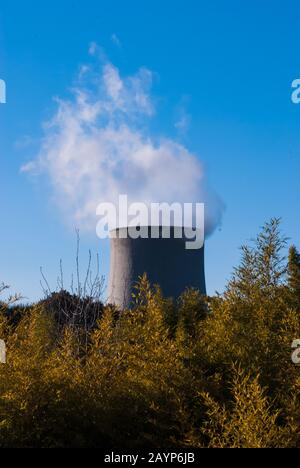 Une cheminée de centrale géothermique à Sasso Pisano, Toscane Italie Banque D'Images