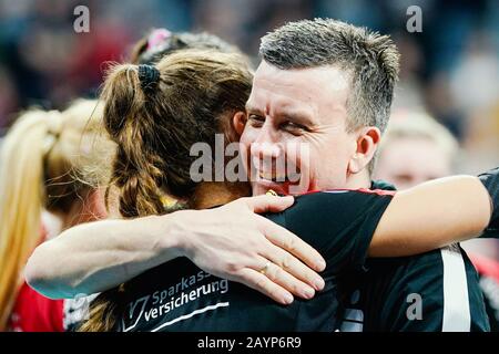 Mannheim, Allemagne. 16 février 2020. Volley-ball, femmes: DVV Cup, final, Dresdner SC - MTV Stuttgart, SAP Arena. L'entraîneur de Dresde Alexander Waibl est heureux de la victoire. Crédit: Uwe Anspach/Dpa/Alay Live News Banque D'Images