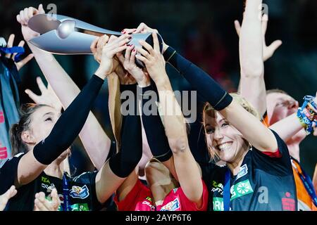 Mannheim, Allemagne. 16 février 2020. Volley-ball, femmes: DVV Cup, final, Dresdner SC - MTV Stuttgart, SAP Arena. L'équipe de Dresde tient la tasse entre ses mains. Crédit: Uwe Anspach/Dpa/Alay Live News Banque D'Images