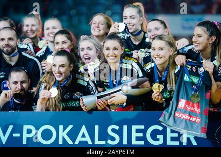 Mannheim, Allemagne. 16 février 2020. Volley-ball, femmes: DVV Cup, final, Dresdner SC - MTV Stuttgart, SAP Arena. L'équipe de Dresde applaudisse avec la coupe et les médailles pour la victoire. Crédit: Uwe Anspach/Dpa/Alay Live News Banque D'Images