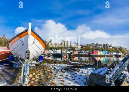 Port de Tobermory, île de Mull, Ecosse en hiver avec bateau de pêche, ancre et les célèbres maisons colorées en arrière-plan. Horizontal, espace pour Banque D'Images