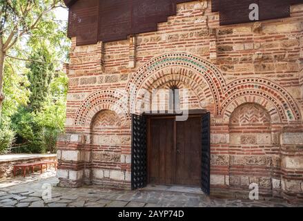 Entrée à l'ancienne église de Saint-Paraskeva dans la vieille ville de Nessebar, en Bulgarie, site classé au patrimoine mondial de l'UNESCO Banque D'Images