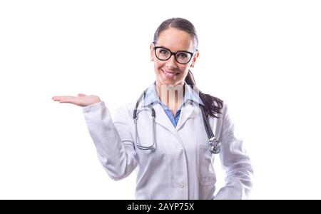 Portrait d'une jeune belle femme médecin isolé sur blanc. Banque D'Images