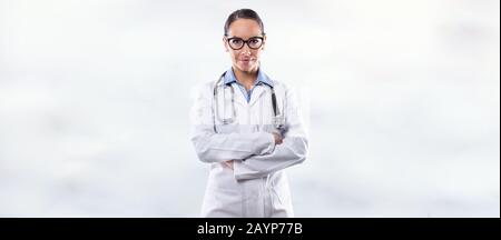 Femme médecin debout devant un arrière-plan panoramique flou. Banque D'Images