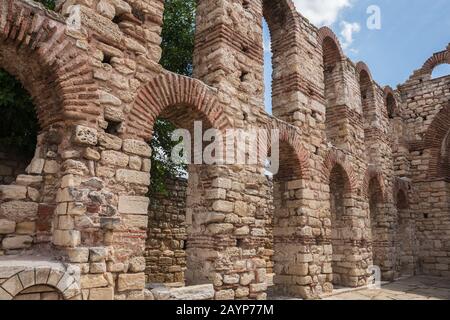 Mur avec des ouvertures arquées dans l'église de Sainte-Sophie (ou l'ancienne Bishopric) dans la vieille ville de Nessebar, en Bulgarie Banque D'Images