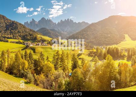 Célèbre destination de voyage dans la vallée des Dolomites italiennes de Funes. Val Di Funes et le village de Santa Magdalena en automne avec des Alpes rocheuses en arrière-plan Banque D'Images