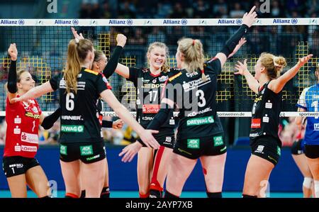 Mannheim, Allemagne. 16 février 2020. Volley-ball, femmes: DVV Cup, final, Dresdner SC - MTV Stuttgart, SAP Arena. L'équipe de Dresde applaudisse pour gagner des points. Crédit: Uwe Anspach/Dpa/Alay Live News Banque D'Images