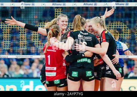 Mannheim, Allemagne. 16 février 2020. Volley-ball, femmes: DVV Cup, final, Dresdner SC - MTV Stuttgart, SAP Arena. L'équipe de Dresde applaudisse pour gagner des points. Crédit: Uwe Anspach/Dpa/Alay Live News Banque D'Images