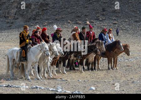 Le Kyz Kuar (Rattrapage avec une fille) spectacle de jeu les participants s'alignant pour le jeu traditionnel d'équitation étaient les garçons qui étaient fouettés par la fille Banque D'Images