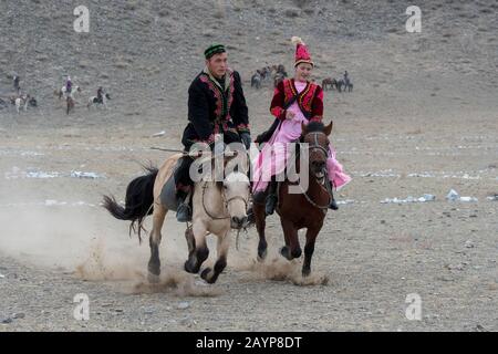 Le jeu Kyz Kuar (Rattraper une fille) est un jeu d'équitation traditionnel pour les couples étaient les garçons qui étaient fouettés par les filles si la fille le peut Banque D'Images