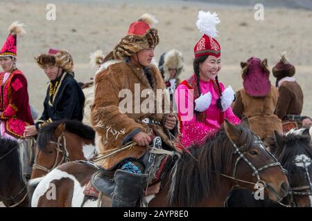 Le Kyz Kuar (Rattrapage avec une fille) spectacle de jeu les participants s'alignant pour le jeu traditionnel d'équitation étaient les garçons qui étaient fouettés par la fille Banque D'Images