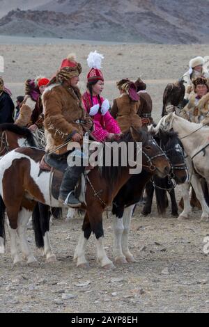 Le Kyz Kuar (Rattrapage avec une fille) spectacle de jeu les participants s'alignant pour le jeu traditionnel d'équitation étaient les garçons qui étaient fouettés par la fille Banque D'Images