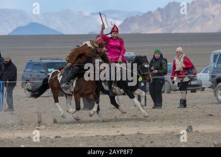 Le jeu Kyz Kuar (Rattraper une fille) est un jeu d'équitation traditionnel pour les couples étaient les garçons qui étaient fouettés par les filles si la fille le peut Banque D'Images