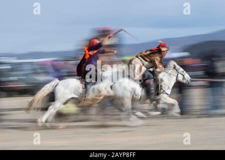 Le jeu Kyz Kuar (Rattraper une fille) est un jeu d'équitation traditionnel pour les couples étaient les garçons qui étaient fouettés par les filles si la fille le peut Banque D'Images