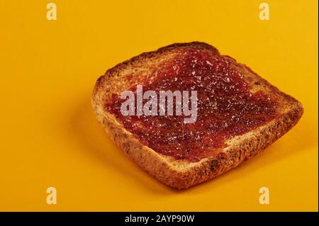 Vue latérale des toasts avec confiture isolée sur fond jaune Banque D'Images