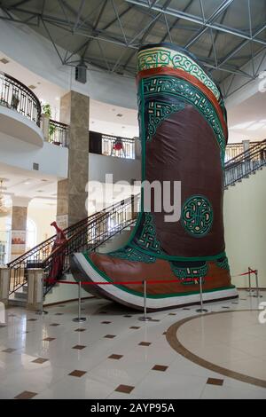 Une chaussure mongole géante à l'intérieur du centre d'information de la statue équestre Gengis Khan (130 pieds de hauteur), qui fait partie de la statue de Gengis Khan compl Banque D'Images