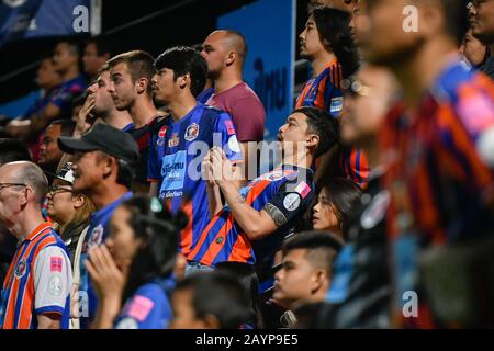 Les fans de Port FC sont plus enthousiastes lors du match de la Ligue thaïlandaise 2020 entre Port FC et Nakhonratchasima FC au PAT Stadium.(final Score; Port FC 4:1 Nakhonratchasima FC) Banque D'Images