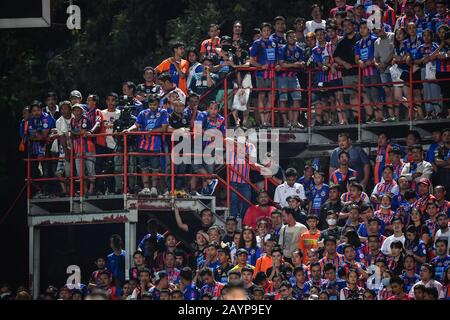 Les fans de Port FC sont plus enthousiastes lors du match de la Ligue thaïlandaise 2020 entre Port FC et Nakhonratchasima FC au PAT Stadium.(final Score; Port FC 4:1 Nakhonratchasima FC) Banque D'Images